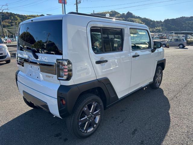 タフト Ｇ　ダーククロムベンチャー　特別仕様車　　スマートアシスト　ＬＥＤヘッドランプ　スカイフィールトップ　運転席・助手席シートヒーター　電動パーキングブレーキ　バックモニター　届出済未使用車（4枚目）