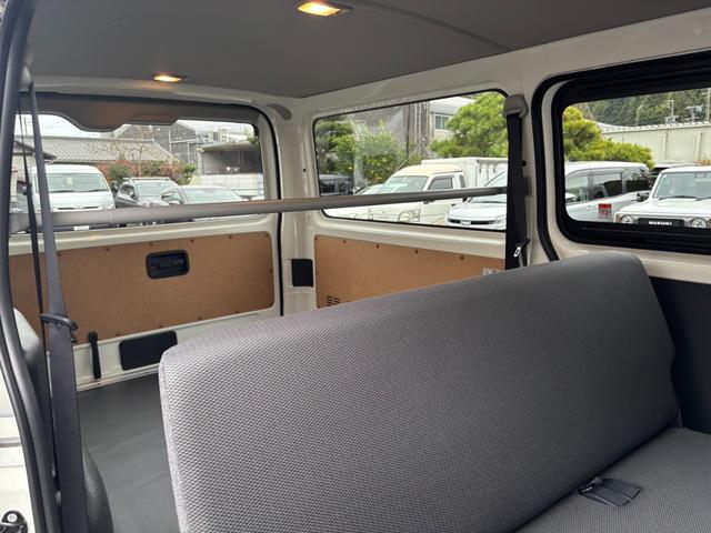 ハイエースバン ロングDX GLパッケージ LEDオートヘッドライト・リヤクーラー・リヤヒーター・パノラミックビューモニター・イージークローザー付両側スライドドア・SRSエアバック・AC100V電源・トヨタセーフティーセンス・コーナーセンサー(19枚目)