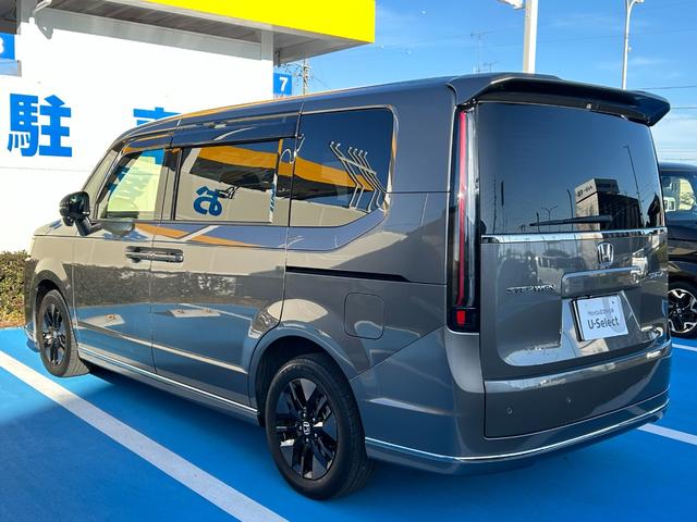 ステップワゴン スパーダ　ＨｏｎｄａＣＯＮＮＥＣＴナビ　ＥＴＣ　禁煙車　ワンオーナー　Ｈｏｎｄａセンシング　マルチビューカメラシステム　トリプルゾーンコントロールフルオートエアコン　１６インチアルミ　２列目オットマン　４ＷＤ（12枚目）