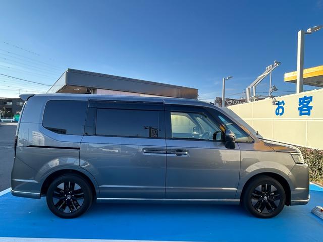 ステップワゴン スパーダ　ＨｏｎｄａＣＯＮＮＥＣＴナビ　ＥＴＣ　禁煙車　ワンオーナー　Ｈｏｎｄａセンシング　マルチビューカメラシステム　トリプルゾーンコントロールフルオートエアコン　１６インチアルミ　２列目オットマン　４ＷＤ（14枚目）