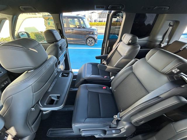 ステップワゴン スパーダ　ＨｏｎｄａＣＯＮＮＥＣＴナビ　ＥＴＣ　禁煙車　ワンオーナー　Ｈｏｎｄａセンシング　マルチビューカメラシステム　トリプルゾーンコントロールフルオートエアコン　１６インチアルミ　２列目オットマン　４ＷＤ（21枚目）