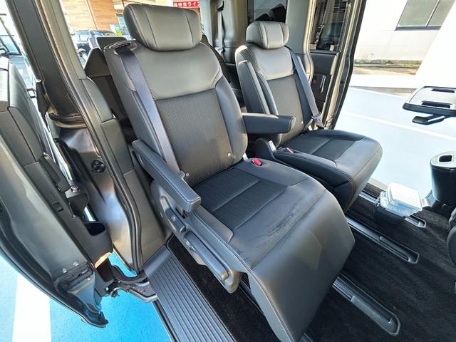 ステップワゴン スパーダ　ＨｏｎｄａＣＯＮＮＥＣＴナビ　ＥＴＣ　禁煙車　ワンオーナー　Ｈｏｎｄａセンシング　マルチビューカメラシステム　トリプルゾーンコントロールフルオートエアコン　１６インチアルミ　２列目オットマン　４ＷＤ（22枚目）