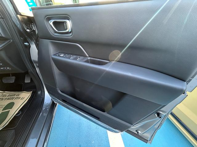 ステップワゴン スパーダ　ＨｏｎｄａＣＯＮＮＥＣＴナビ　ＥＴＣ　禁煙車　ワンオーナー　Ｈｏｎｄａセンシング　マルチビューカメラシステム　トリプルゾーンコントロールフルオートエアコン　１６インチアルミ　２列目オットマン　４ＷＤ（24枚目）