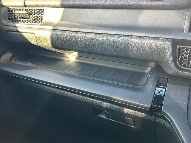 ステップワゴン スパーダ　ＨｏｎｄａＣＯＮＮＥＣＴナビ　ＥＴＣ　禁煙車　ワンオーナー　Ｈｏｎｄａセンシング　マルチビューカメラシステム　トリプルゾーンコントロールフルオートエアコン　１６インチアルミ　２列目オットマン　４ＷＤ（44枚目）