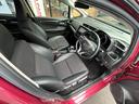 乗り降りの楽な運転席。適度なホールドで長距離ドライブも快適ですね。