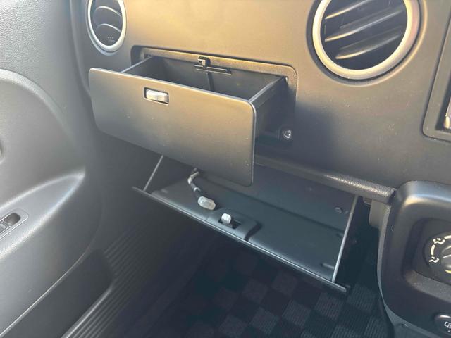 アルトラパン モード　インタークーラーターボ　ナビＴＶ　ベンチシート　コラム４速オートマ　ＣＤ　ＤＶＤ再生　アルミホイール　エアコン　パワーウィンドウ　運転席エアバッグ　助手席エアバッグ（10枚目）