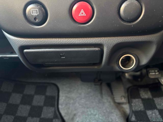 アルトラパン モード　インタークーラーターボ　ナビＴＶ　ベンチシート　コラム４速オートマ　ＣＤ　ＤＶＤ再生　アルミホイール　エアコン　パワーウィンドウ　運転席エアバッグ　助手席エアバッグ（25枚目）