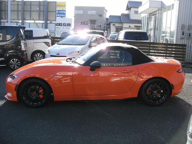 ロードスター ３０周年記念車　１１０台限定　ＲＥＣＡＲＯ社製シート　Ｂｒｅｍｂｏ社製フロントキャリパー（オレンジ塗装）ＮＩＳＳＩＮ社製リアキャリパー（オレンジ塗装）純正ナビ　フルセグＴＶ　ＴＶキャンセラー　バックカメラ　ＥＴＣ（5枚目）
