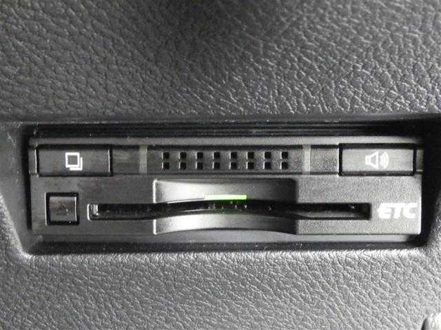 カローラフィールダー ハイブリッドＧ　助手席エアバック　フルセグ地デジＴＶ　エアバック　カーテンエアバッグ　ＤＶＤ視聴可　ワイヤレスキー　パワーウィンド　横滑防止装置　ＡＡＣ　ＡＢＳ　メモリナビ　パワーステアリング　ＥＴＣ　ナビ＆ＴＶ（9枚目）