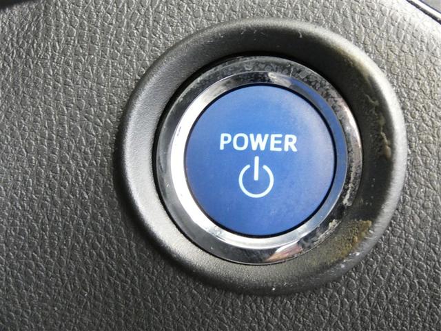 エンジンスタート、ストップスイッチです。プッシュスイッチひとつでエンジン始動。便利なスマートキー装備車です。