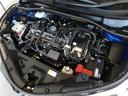 1,800ccのハイブリッドエンジンです。エンジンルームはボンネット裏からヒンジの奥まで油汚れを除去しています。