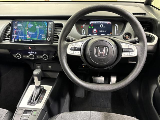 フィット ホーム　ナビフルセグＢカメラＥＴＣＬＥＤ　衝突軽減　リアカメラ　ソナー　ＵＳＢ接続　ＡＡＣ　横滑り防止機能　サイドエアバック　ＬＥＤライト　クルーズコントロール　パワーウィンドウ　スマキー　ＤＶＤ　ドラレコ（12枚目）