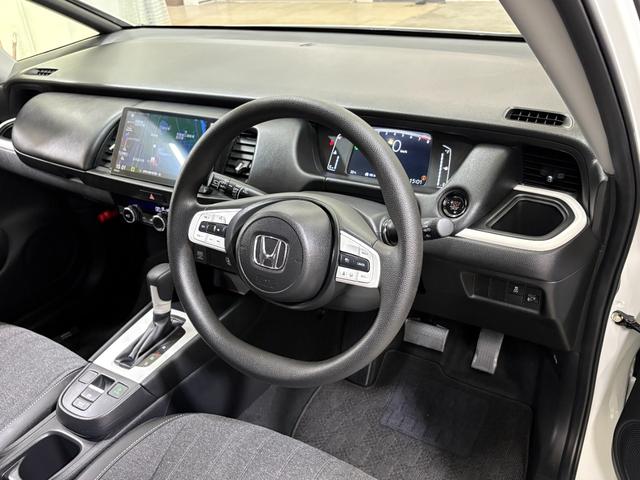 フィット ホーム　ナビフルセグＢカメラＥＴＣＬＥＤ　衝突軽減　リアカメラ　ソナー　ＵＳＢ接続　ＡＡＣ　横滑り防止機能　サイドエアバック　ＬＥＤライト　クルーズコントロール　パワーウィンドウ　スマキー　ＤＶＤ　ドラレコ（13枚目）