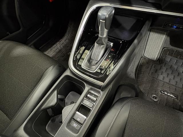 ヴェゼル ｅ：ＨＥＶＺ　ナビフルセグＢカメラＥＴＣＬＥＤＡＷ　衝突回避支援ブレーキ機能　スマキ　Ｐトランク　フルオートエアコン　Ｄレコ　エアバッグ　両席エアバック　Ｒカメ　パワーウィンドウ　ＬＥＤランプ　ソナー　クルーズＣ（19枚目）