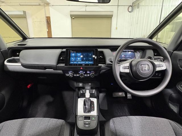 フィット ホーム　ディスプレイオーディオＢカメラＥＴＣＬＥＤ　衝突軽減　リアカメラ　ソナー　ＵＳＢ接続　ＡＡＣ　横滑り防止機能　サイドエアバック　ＬＥＤライト　クルーズコントロール　パワーウィンドウ　スマキー　ドラレコ（3枚目）