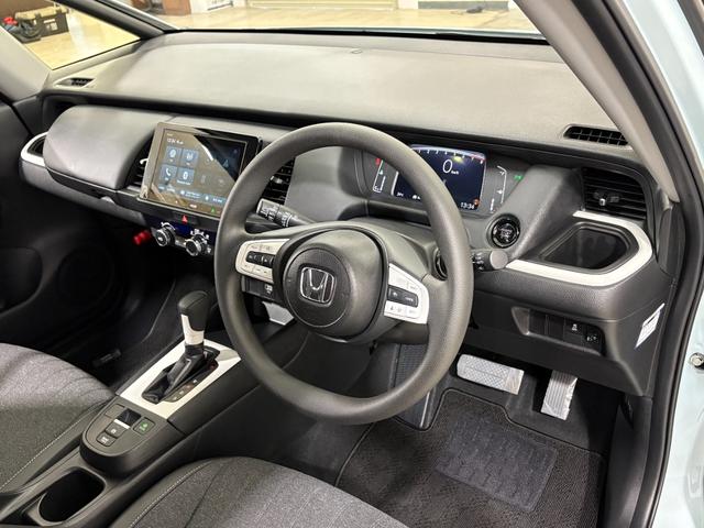 フィット ホーム　ディスプレイオーディオＢカメラＥＴＣＬＥＤ　衝突軽減　リアカメラ　ソナー　ＵＳＢ接続　ＡＡＣ　横滑り防止機能　サイドエアバック　ＬＥＤライト　クルーズコントロール　パワーウィンドウ　スマキー　ドラレコ（13枚目）