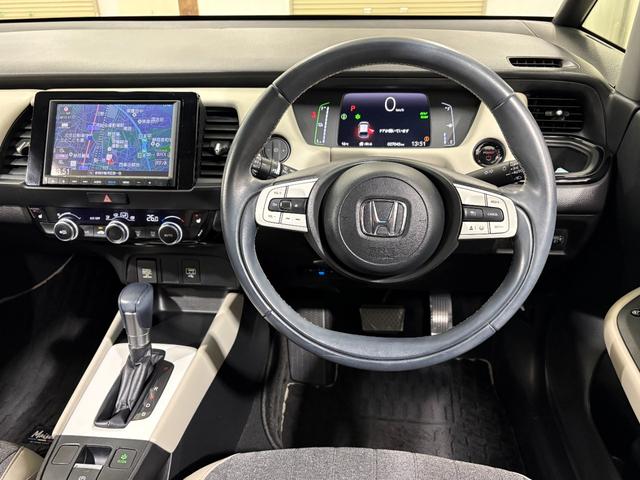 フィット ｅ：ＨＥＶホーム２０周年特別仕様車メゾン　ナビフルセグＢカメラＥＴＣＬＥＤＡＷ　誤発信抑制　Ｐセンサー　Ｒカメ　ＡＢＳ　シートヒーター　オートクルーズコントロール　横滑り防止装置　サイドカーテンエアバック　スマ－トキ－　ＵＳＢ　ＤＶＤ（12枚目）