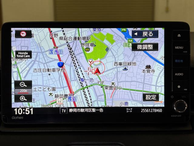 ヴェゼル ｅ：ＨＥＶＺ　ナビフルセグＢカメラＥＴＣＬＥＤＡＷ　衝突回避支援ブレーキ機能　スマキ　Ｐトランク　フルオートエアコン　Ｄレコ　エアバッグ　両席エアバック　Ｒカメ　パワーウィンドウ　ＬＥＤランプ　ソナー　クルーズＣ（4枚目）