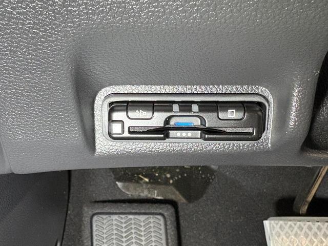 ヴェゼル ｅ：ＨＥＶＺ　ナビフルセグＢカメラＥＴＣＬＥＤＡＷ　衝突回避支援ブレーキ機能　スマキ　Ｐトランク　フルオートエアコン　Ｄレコ　エアバッグ　両席エアバック　Ｒカメ　パワーウィンドウ　ＬＥＤランプ　ソナー　クルーズＣ（21枚目）