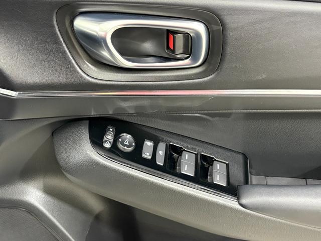 ヴェゼル ｅ：ＨＥＶＺ　ナビフルセグＢカメラＥＴＣＬＥＤＡＷ　衝突回避支援ブレーキ機能　スマキ　Ｐトランク　フルオートエアコン　Ｄレコ　エアバッグ　両席エアバック　Ｒカメ　パワーウィンドウ　ＬＥＤランプ　ソナー　クルーズＣ（27枚目）