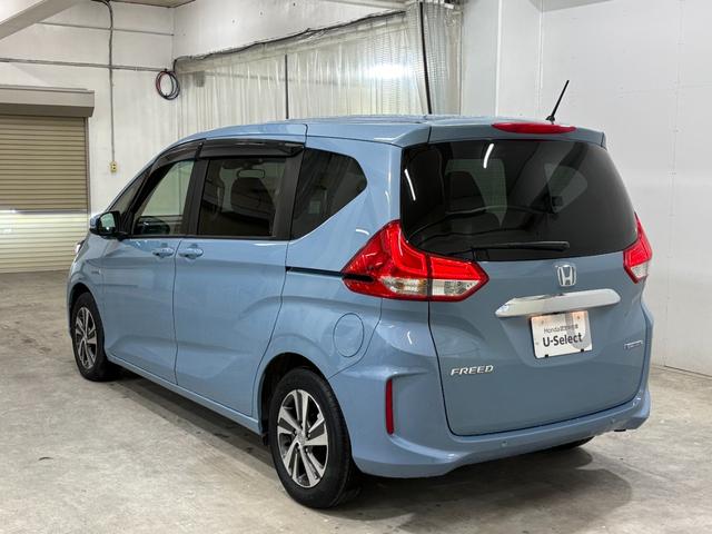 フリードハイブリッド ハイブリッド・Ｇホンダセンシング　ナビフルセグＢカメラＥＴＣＬＥＤＡＷ　軽減ブレーキ　キーフリーシステム　ＤＶＤ再生可能　後カメラ　Ａクルーズ　地デジフルセグＴＶ　ＬＥＤヘッドランプ　シートＨ　横滑防止　ドライブレコーダ　３列シート（2枚目）