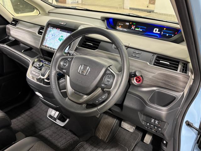 フリードハイブリッド ハイブリッド・Ｇホンダセンシング　ナビフルセグＢカメラＥＴＣＬＥＤＡＷ　軽減ブレーキ　キーフリーシステム　ＤＶＤ再生可能　後カメラ　Ａクルーズ　地デジフルセグＴＶ　ＬＥＤヘッドランプ　シートＨ　横滑防止　ドライブレコーダ　３列シート（13枚目）