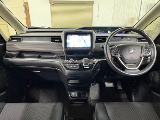 フリード＋ハイブリッド ハイブリッドＧブラックスタイル　ナビフルセグＢカメラＥＴＣＬＥＤＡＷ　フルオートエアコン　ＬＥＤランプ　ドライブレコーダ　Ｒカメラ　シ－トヒ－タ－　地デジ　スマートキーシステム　ＡＢＳ　横滑り防止　ＤＶＤ再生　クルコン　ＵＳＢポート（3枚目）