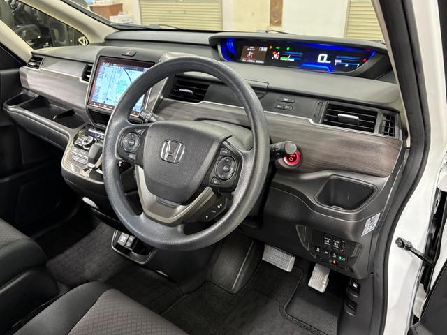 フリード＋ハイブリッド ハイブリッドＧブラックスタイル　ナビフルセグＢカメラＥＴＣＬＥＤＡＷ　フルオートエアコン　ＬＥＤランプ　ドライブレコーダ　Ｒカメラ　シ－トヒ－タ－　地デジ　スマートキーシステム　ＡＢＳ　横滑り防止　ＤＶＤ再生　クルコン　ＵＳＢポート（13枚目）