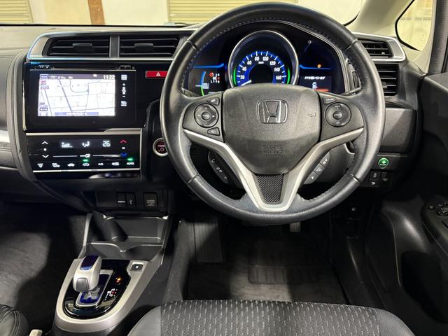 フィットハイブリッド Ｌパッケージ　ナビフルセグＢカメラＥＴＣＬＥＤＡＷ　ナビ＆ＴＶ　地デジフルセグＴＶ　ＵＳＢ　サイドエアバック　ＤＶＤ再生　バックカメラ　オートクルーズコントロール　ＥＳＣ　ＡＵＴＯエアコン　ＡＢＳ　運転席エアバック（12枚目）