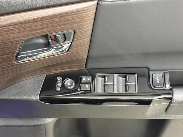 オデッセイハイブリッド e:HEVアブソルート・EX ナビフルセグリアモニターマルチビューカメラETCAWLED 電動Rゲート LEDライト シ-トヒ-タ- 両側PSD パワ-シ-ト 本革シート クルーズコントロール DVD再生機能 3列シート キーレス(29枚目)