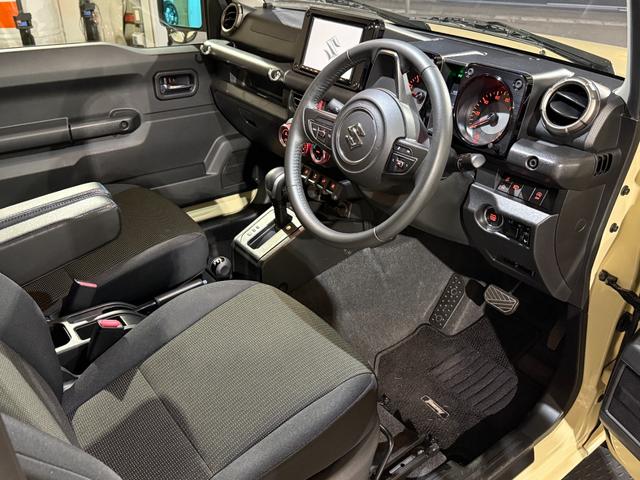 ジムニー XC 8インチナビTV DVD ブルートゥース USB ETC フロントグリル マフラー 16AW ステン背面タイヤカバー LEDヘッドライト シートヒーター ターボ クルーズコントロール 衝突被害軽減(18枚目)