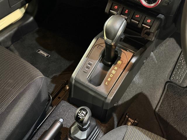 ジムニー XC 8インチナビTV DVD ブルートゥース USB ETC フロントグリル マフラー 16AW ステン背面タイヤカバー LEDヘッドライト シートヒーター ターボ クルーズコントロール 衝突被害軽減(23枚目)