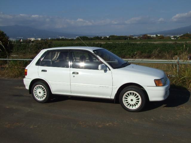 スターレット Ｘリミテッド　走行２３０００キロ、５速、社外１４インチホイール、タイヤ新品、純正ホイールあり、オーディオのスピーカー故障、スターレット専用シートカバー、リアカーテン付き、エアコンＯＫ、パワステ、ＰＷ（4枚目）