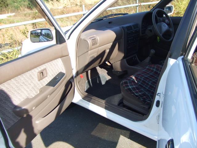 スターレット Ｘリミテッド　走行２３０００キロ、５速、社外１４インチホイール、タイヤ新品、純正ホイールあり、オーディオのスピーカー故障、スターレット専用シートカバー、リアカーテン付き、エアコンＯＫ、パワステ、ＰＷ（11枚目）
