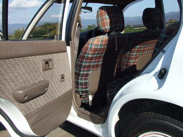 スターレット Ｘリミテッド　走行２３０００キロ、５速、社外１４インチホイール、タイヤ新品、純正ホイールあり、オーディオのスピーカー故障、スターレット専用シートカバー、リアカーテン付き、エアコンＯＫ、パワステ、ＰＷ（12枚目）