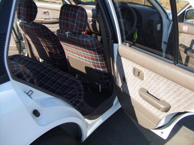 スターレット Ｘリミテッド　走行２３０００キロ、５速、社外１４インチホイール、タイヤ新品、純正ホイールあり、オーディオのスピーカー故障、スターレット専用シートカバー、リアカーテン付き、エアコンＯＫ、パワステ、ＰＷ（13枚目）