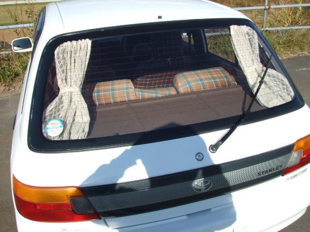 スターレット Ｘリミテッド　走行２３０００キロ、５速、社外１４インチホイール、タイヤ新品、純正ホイールあり、オーディオのスピーカー故障、スターレット専用シートカバー、リアカーテン付き、エアコンＯＫ、パワステ、ＰＷ（16枚目）