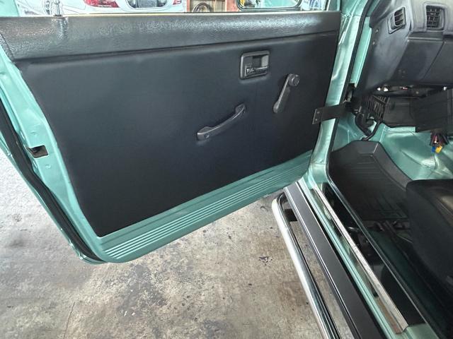 ジムニー 　ＵＳ　サムライ仕様　ローライダー　ＳＡＭＵＲＡＩ　ＬＯＷＲＩＤＥＲ　仕様　エアコンオーバーホール済み　内外装仕上げ済み　ローダウン　８０’ｓ　９０’ｓ　トラッキン　Ｌ．Ａスタイル（13枚目）