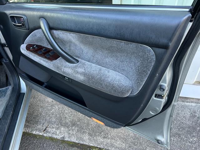 クラウン スーパーデラックス マイルドハイブリッド オリジナル車 純正カセットデッキ 旧車セダン カスタムベース シャコタンベース 昭和レトロ(25枚目)