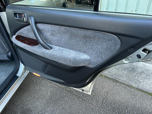 クラウン スーパーデラックス マイルドハイブリッド オリジナル車 純正カセットデッキ 旧車セダン カスタムベース シャコタンベース 昭和レトロ(30枚目)