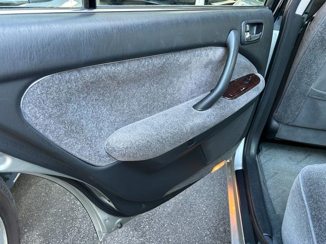 クラウン スーパーデラックス マイルドハイブリッド オリジナル車 純正カセットデッキ 旧車セダン カスタムベース シャコタンベース 昭和レトロ(31枚目)