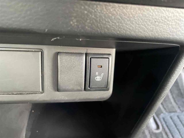 快適装備のシートヒーター付き。エアコンって前面しか当たらずに背中は冷え冷えなんて事もありますよね。快適に調整できますよ。