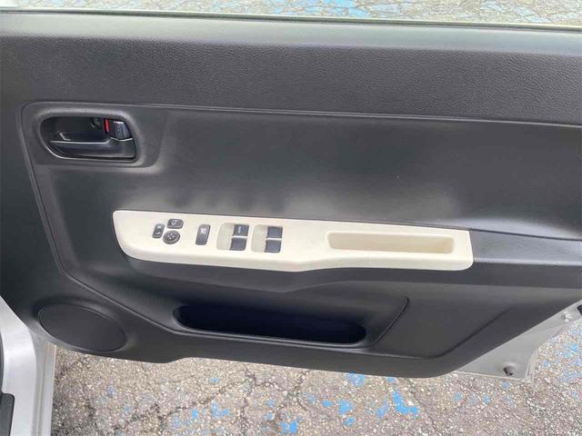 ウィンドウスイッチまわり『使用頻度が多い運転席側のスイッチまわり。目立つ傷もなく綺麗な状態を保っています。』