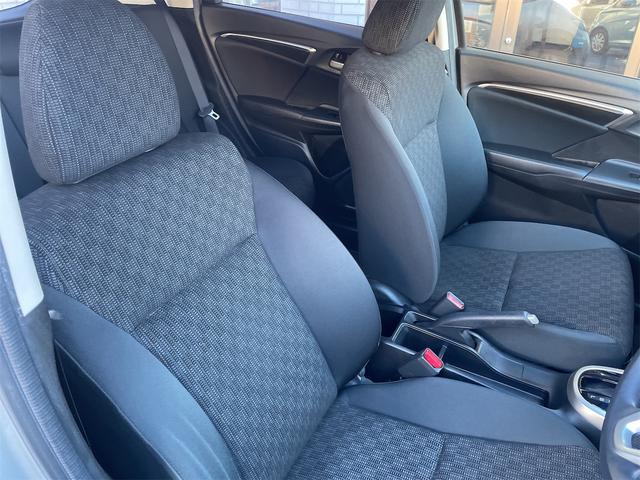 フィット １３Ｇ・Ｆパッケージ　ＥＴＣ　バックカメラ　ナビ　ＴＶ　衝突被害軽減システム　スマートキー　アイドリングストップ　電動格納ミラー　ＣＶＴ　盗難防止システム　衝突安全ボディ　ＡＢＳ　ＥＳＣ　Ｂｌｕｅｔｏｏｔｈ　エアコン（11枚目）