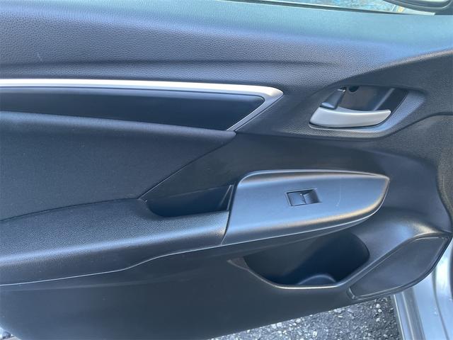 フィット １３Ｇ・Ｆパッケージ　ＥＴＣ　バックカメラ　ナビ　ＴＶ　衝突被害軽減システム　スマートキー　アイドリングストップ　電動格納ミラー　ＣＶＴ　盗難防止システム　衝突安全ボディ　ＡＢＳ　ＥＳＣ　Ｂｌｕｅｔｏｏｔｈ　エアコン（27枚目）