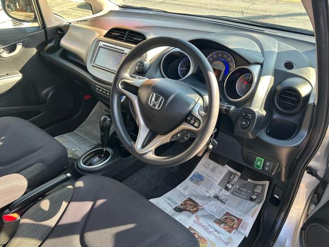 フィットハイブリッド ベースグレード クルコン・純正ナビ・バックカメラ・ETC(8枚目)