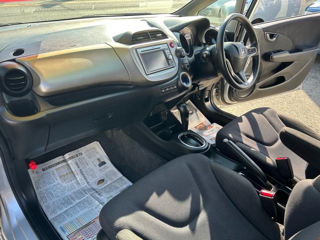 フィットハイブリッド ベースグレード クルコン・純正ナビ・バックカメラ・ETC(9枚目)