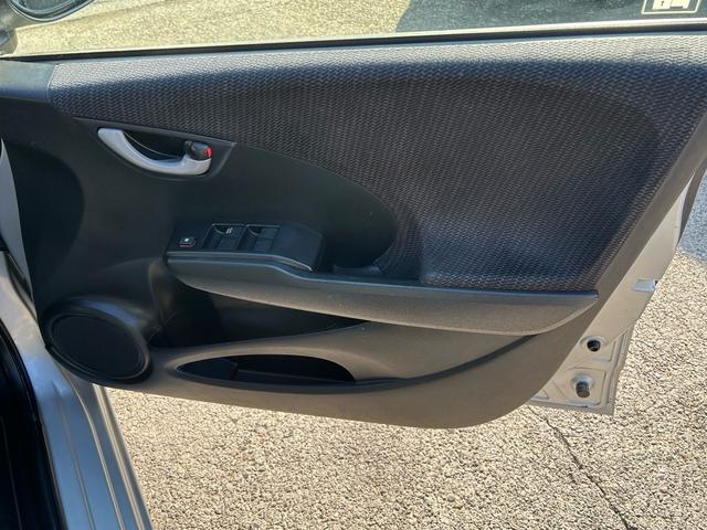 フィットハイブリッド ベースグレード クルコン・純正ナビ・バックカメラ・ETC(18枚目)