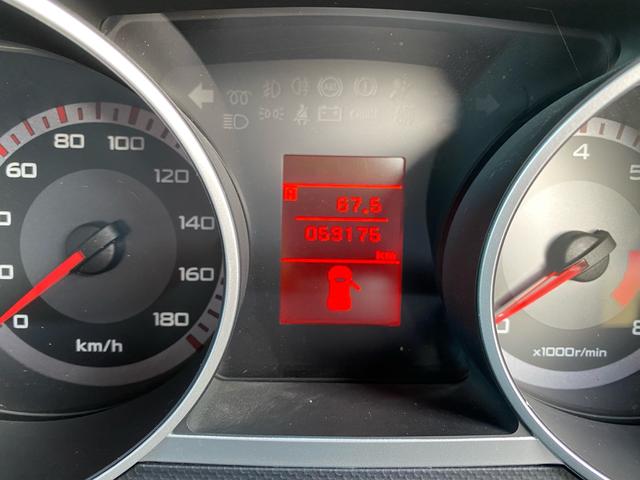 アウトランダー Ｇ　ブラウンオールペイント　リフトアップ　Ｍ／Ｔホワイトレタータイヤ　１８インチブラックアルミホイール　ＨＩＤ　ルーフラック　７人乗り　４ＷＤ　ロックフォードサウンド　ＥＴＣ　上下開閉式テールゲート（17枚目）