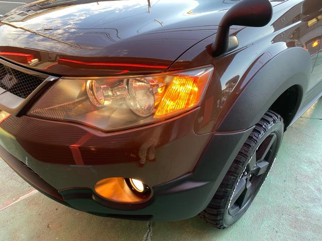 アウトランダー Ｇ　ブラウンオールペイント　リフトアップ　Ｍ／Ｔホワイトレタータイヤ　１８インチブラックアルミホイール　ＨＩＤ　ルーフラック　７人乗り　４ＷＤ　ロックフォードサウンド　ＥＴＣ　上下開閉式テールゲート（47枚目）